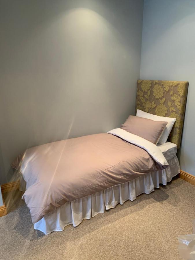 Feather Bed 3 Bedroom House Кинсейл Екстериор снимка