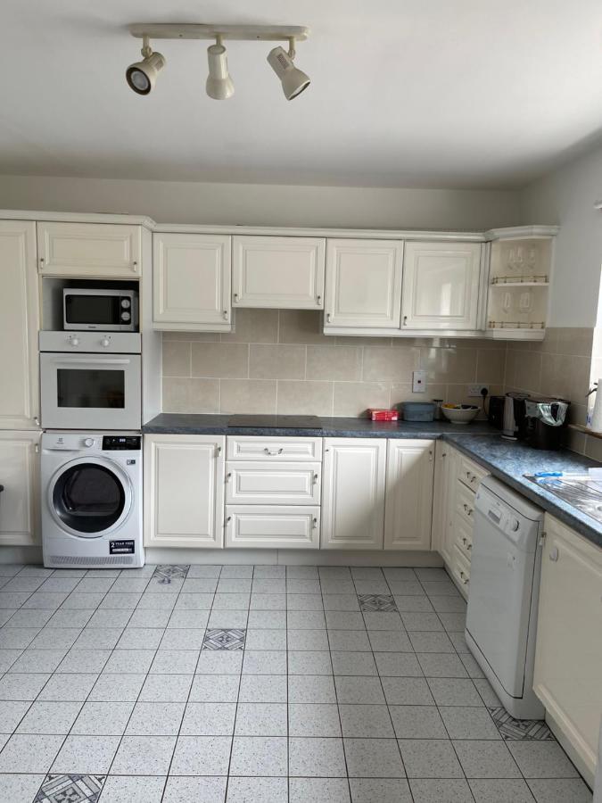 Feather Bed 3 Bedroom House Кинсейл Екстериор снимка